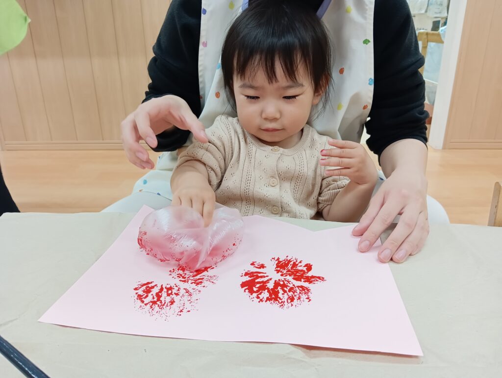 製作 こいのぼり 端午の節句 保育園 絵の具 ビニール袋 足型 0歳児 1歳児 2歳児 くじら保育園 海老江 福島区 大阪 202505-3