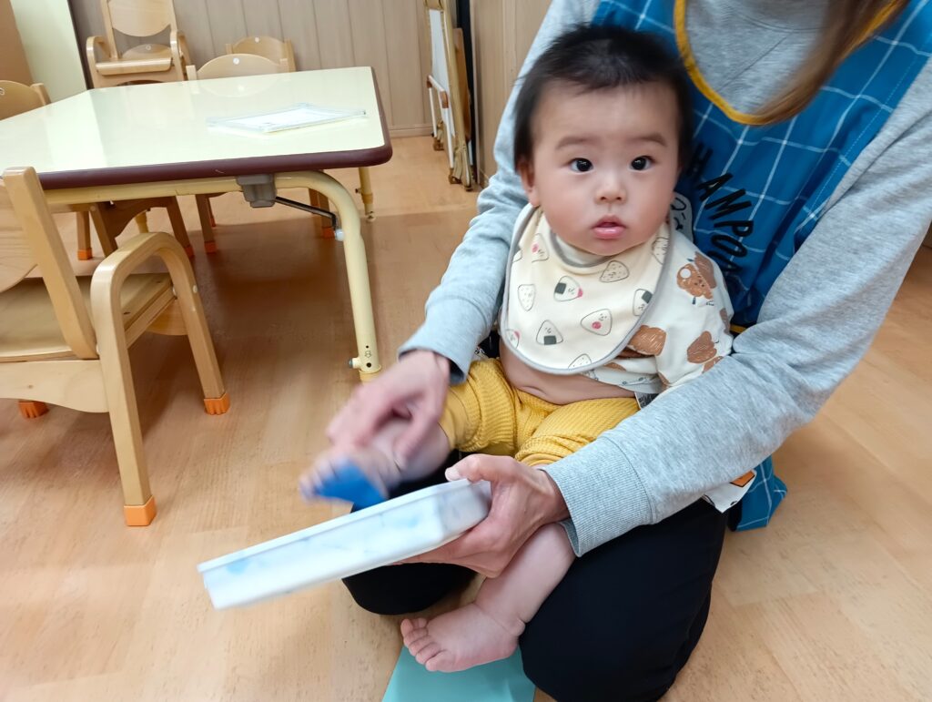 製作 こいのぼり 端午の節句 保育園 絵の具 ビニール袋 足型 0歳児 1歳児 2歳児 くじら保育園 海老江 福島区 大阪 202505-4
