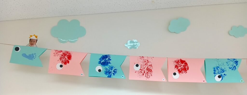 製作 こいのぼり 端午の節句 保育園 絵の具 ビニール袋 足型 0歳児 1歳児 2歳児 くじら保育園 海老江 福島区 大阪 202505-1