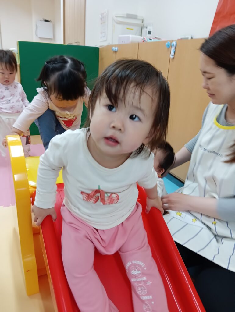 室内遊び マット すべり台 トンネル ルール くじら保育園 海老江 福島区 福島区保育園 大阪福島 202505-2