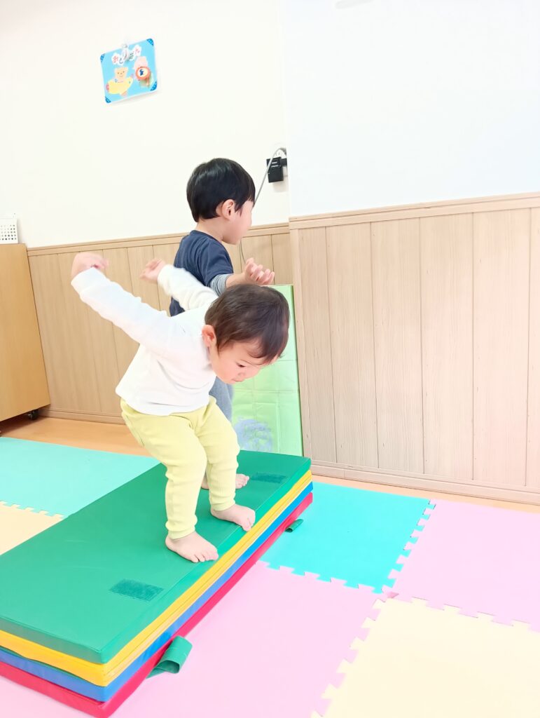 室内遊び マット すべり台 トンネル ルール くじら保育園 海老江 福島区 福島区保育園 大阪福島 202505-4
