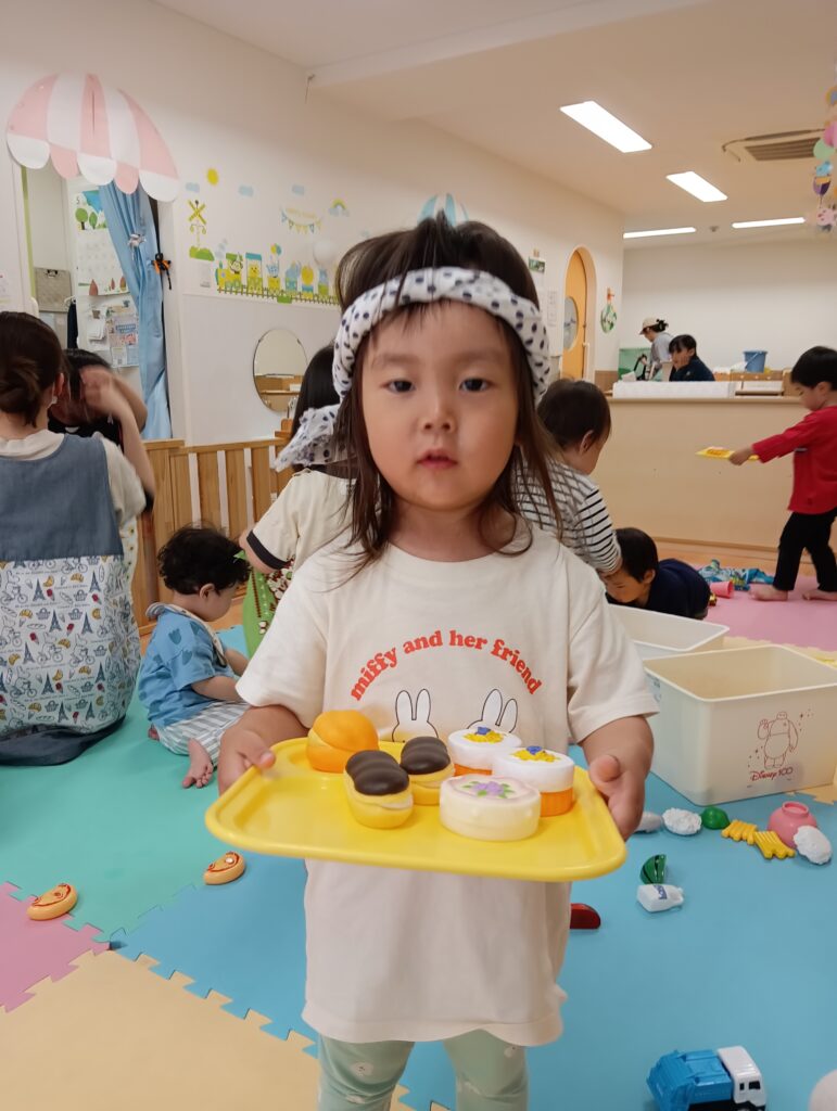 福島区民生委員児童委員協議会　おもちゃ　ゴミ収集車　プレゼント　くじら保育園　海老江　福島区　福島　202506-4