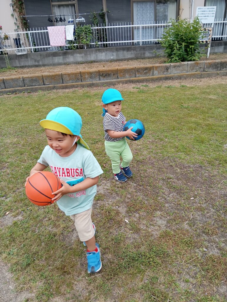 初夏 外遊び ボール遊び 砂場遊び 追いかけっこ くじら保育園 海老江 福島 福島区 202506-4
