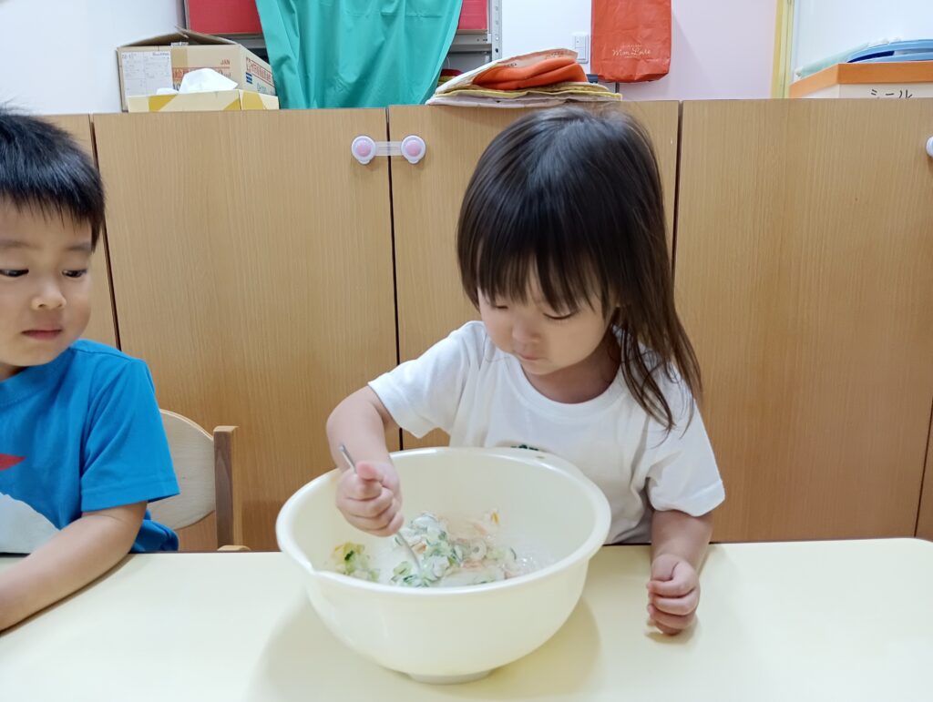 きゅうり　栽培　収穫　給食　食育　くじら保育園　海老江　福島区　福島　202507-3