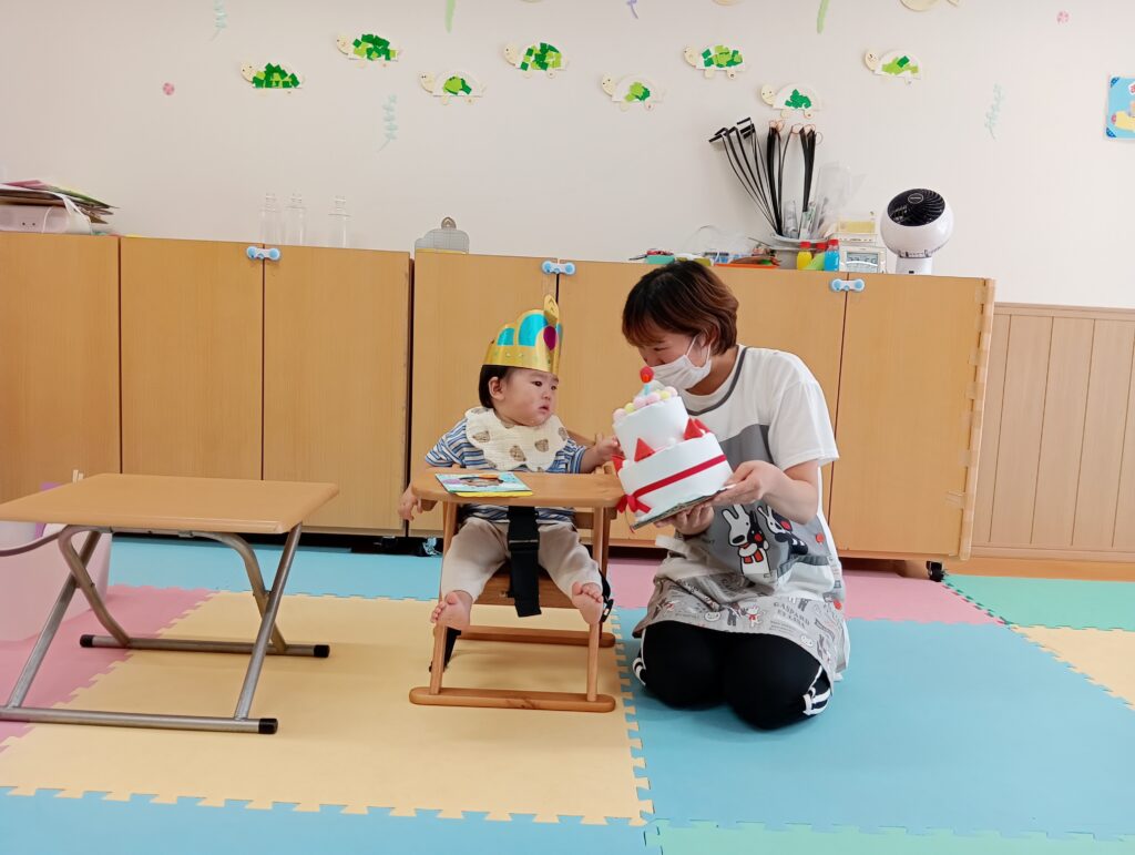 0歳児　お誕生日会　7月生まれ　色水遊び　かき氷　シロップ　くじら保育園　海老江　202508-1
