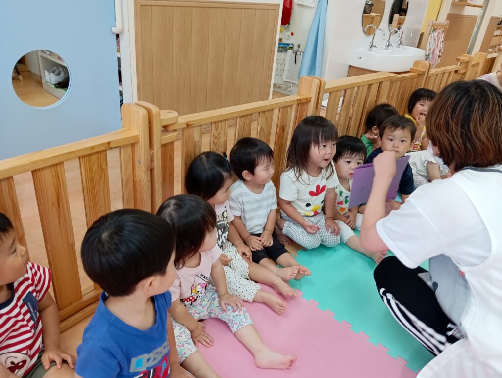 0歳児　お誕生日会　7月生まれ　色水遊び　かき氷　シロップ　くじら保育園　海老江　202508-2