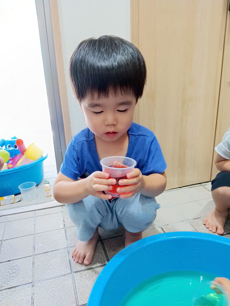0歳児　お誕生日会　7月生まれ　色水遊び　かき氷　シロップ　くじら保育園　海老江　202508-4