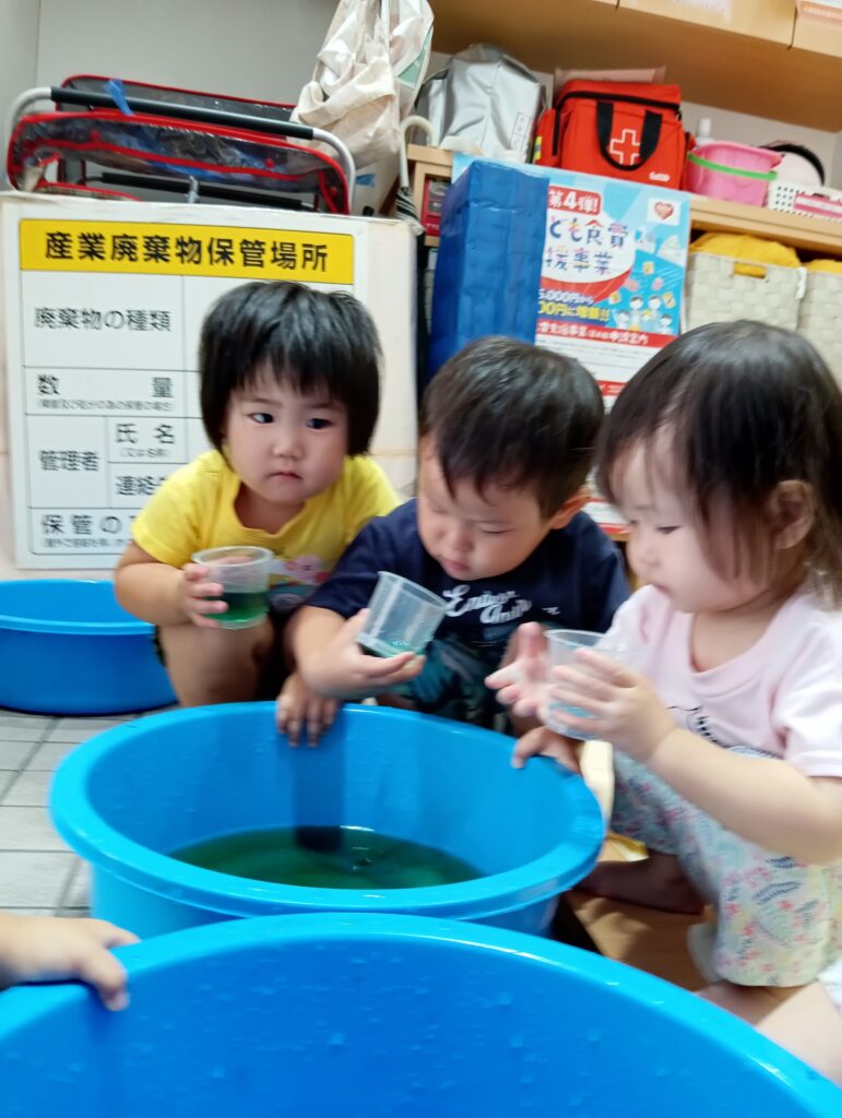 0歳児　お誕生日会　7月生まれ　色水遊び　かき氷　シロップ　くじら保育園　海老江　202508-5