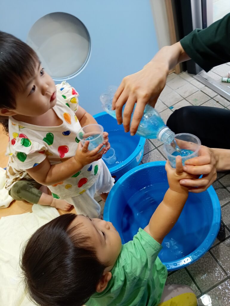 0歳児　お誕生日会　7月生まれ　色水遊び　かき氷　シロップ　くじら保育園　海老江　202508-3