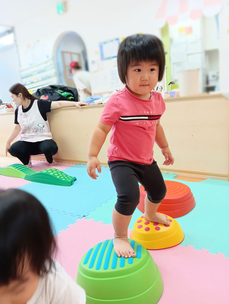 室内遊び 新聞紙遊び　サーキット　くじら保育園　海老江　大阪　保育園　202509-5