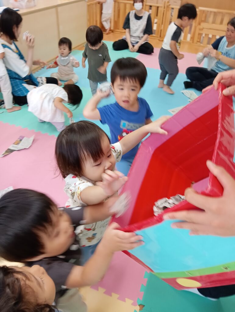 室内遊び 新聞紙遊び　サーキット　くじら保育園　海老江　大阪　保育園　202509-2