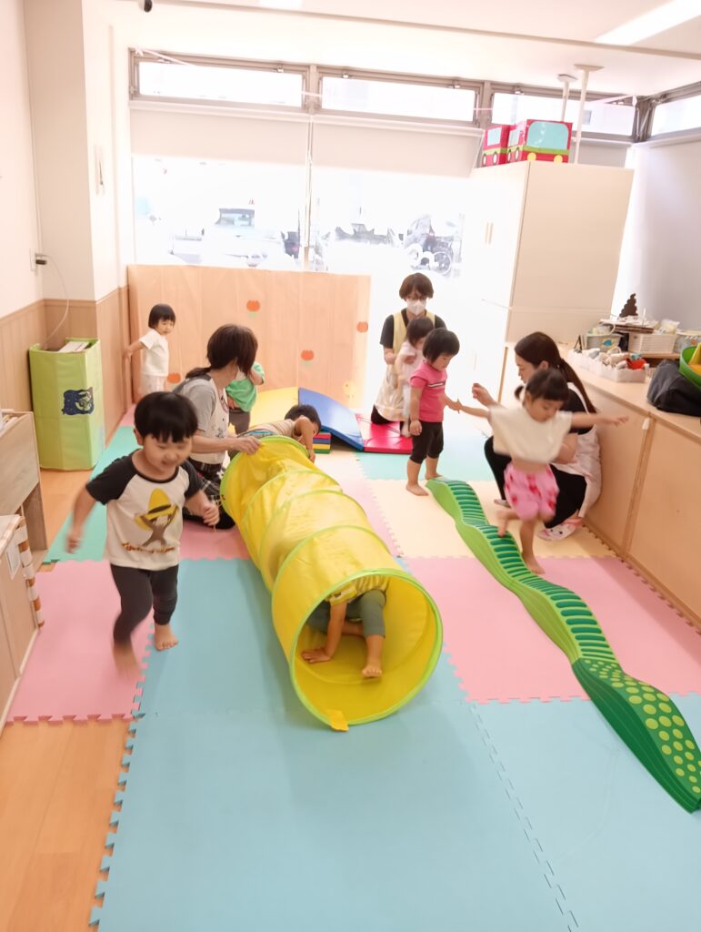 室内遊び 新聞紙遊び　サーキット　くじら保育園　海老江　大阪　保育園　202509-3