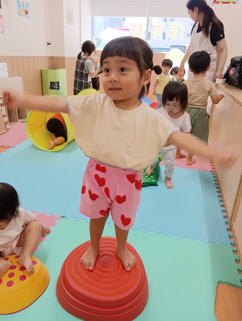 室内遊び 新聞紙遊び　サーキット　くじら保育園　海老江　大阪　保育園　202509-4