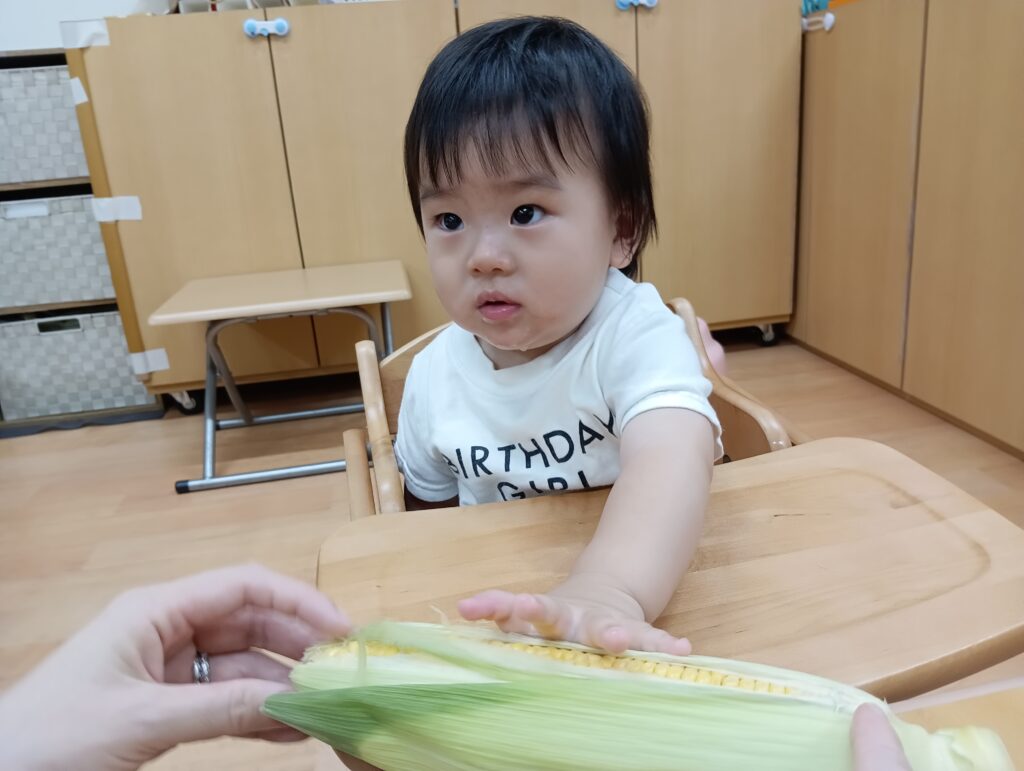 トウモロコシ　とうもろこし 皮むき　お手伝い　食育　大阪　保育園　くじら保育園　海老江　202509-1