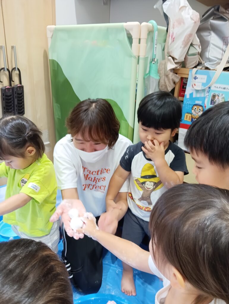 片栗粉　片栗粉粘土　感触遊び　くじら保育園　海老江　福島　大阪　保育園　202509-4