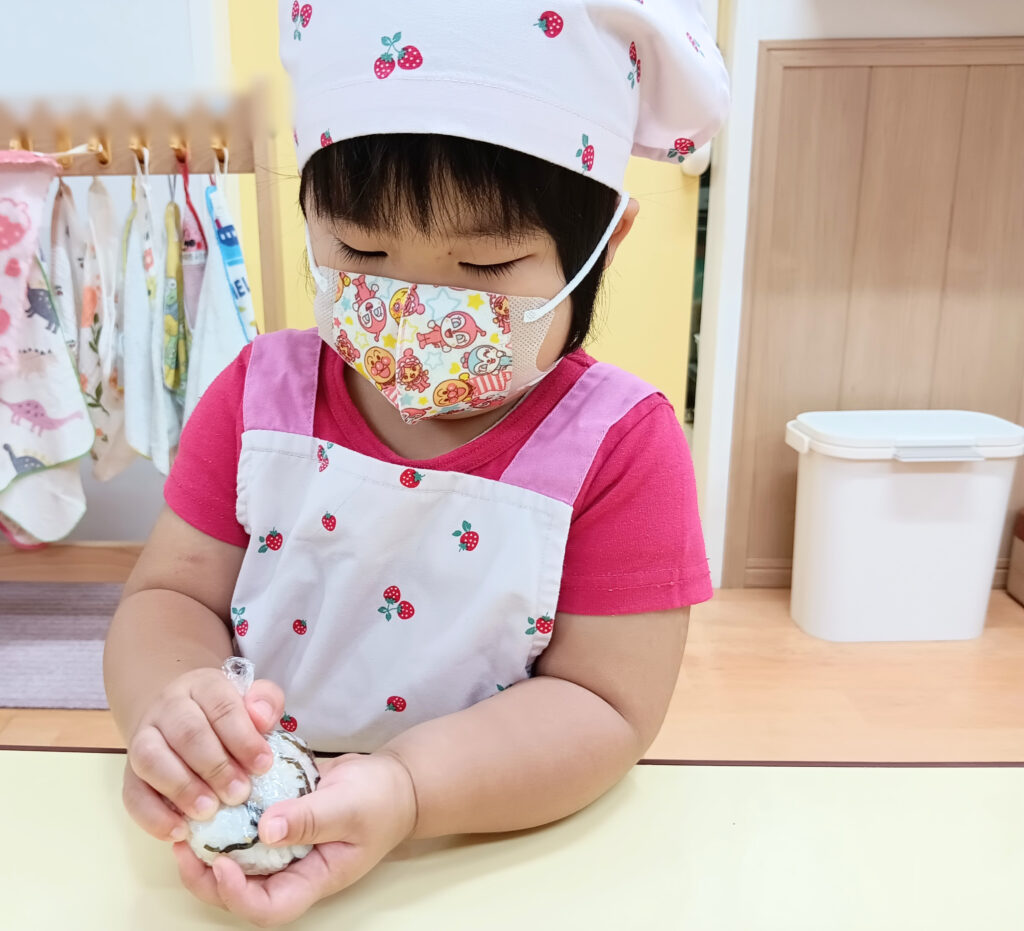 保育園　食育　おにぎり　大阪　くじら保育園　202510-4