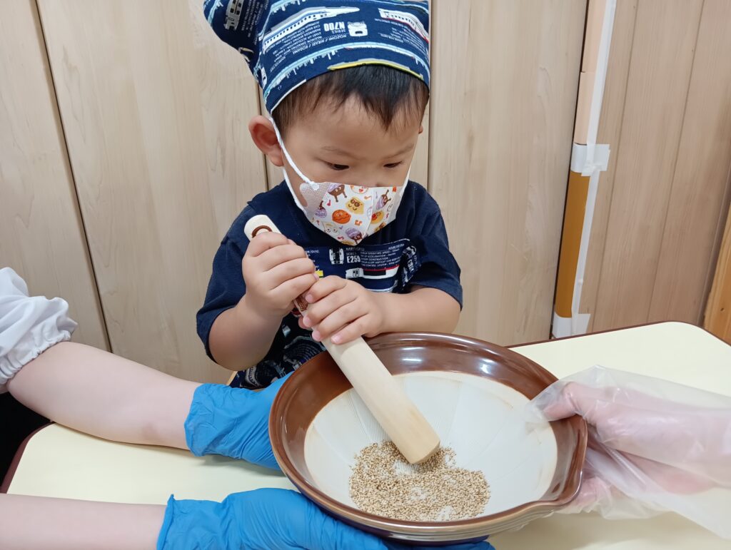保育園　食育　おにぎり　大阪　くじら保育園　202510-1