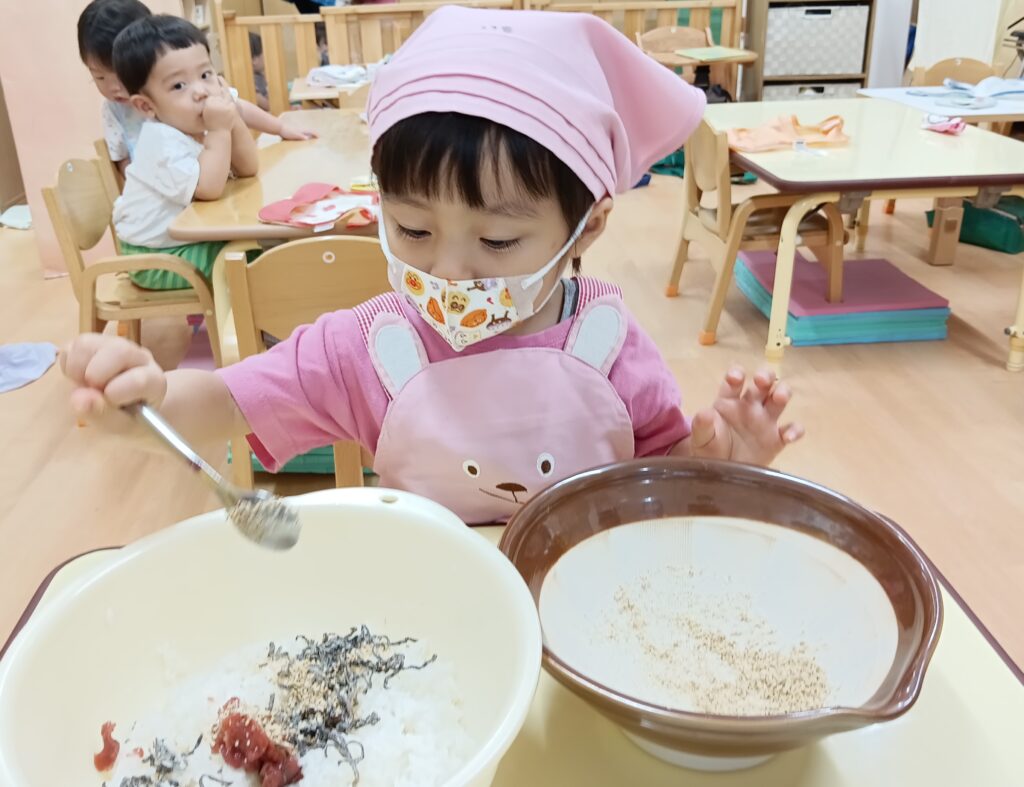 保育園　食育　おにぎり　大阪　くじら保育園　202510-2