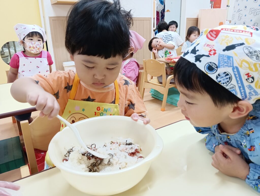 保育園　食育　おにぎり　大阪　くじら保育園　202510-3