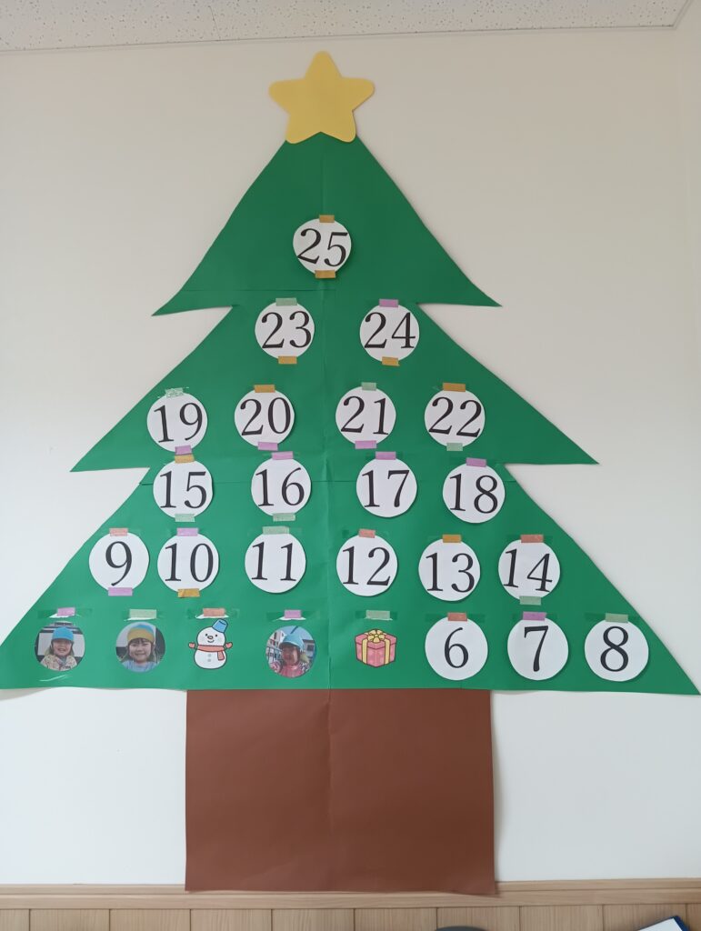 大阪　保育園　くじら保育園　クリスマスツリーの飾りつけ　202512-5