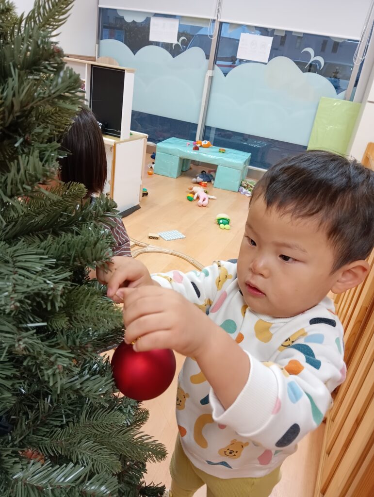 大阪　保育園　くじら保育園　クリスマスツリーの飾りつけ　202512-3