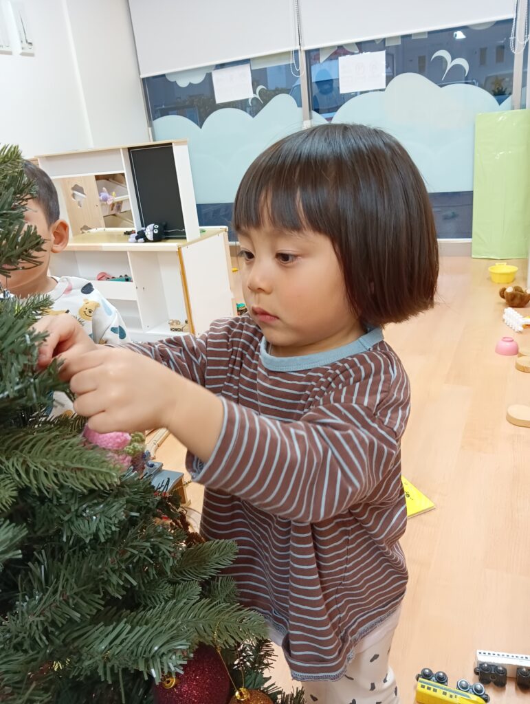 大阪　保育園　くじら保育園　クリスマスツリーの飾りつけ　202512-4