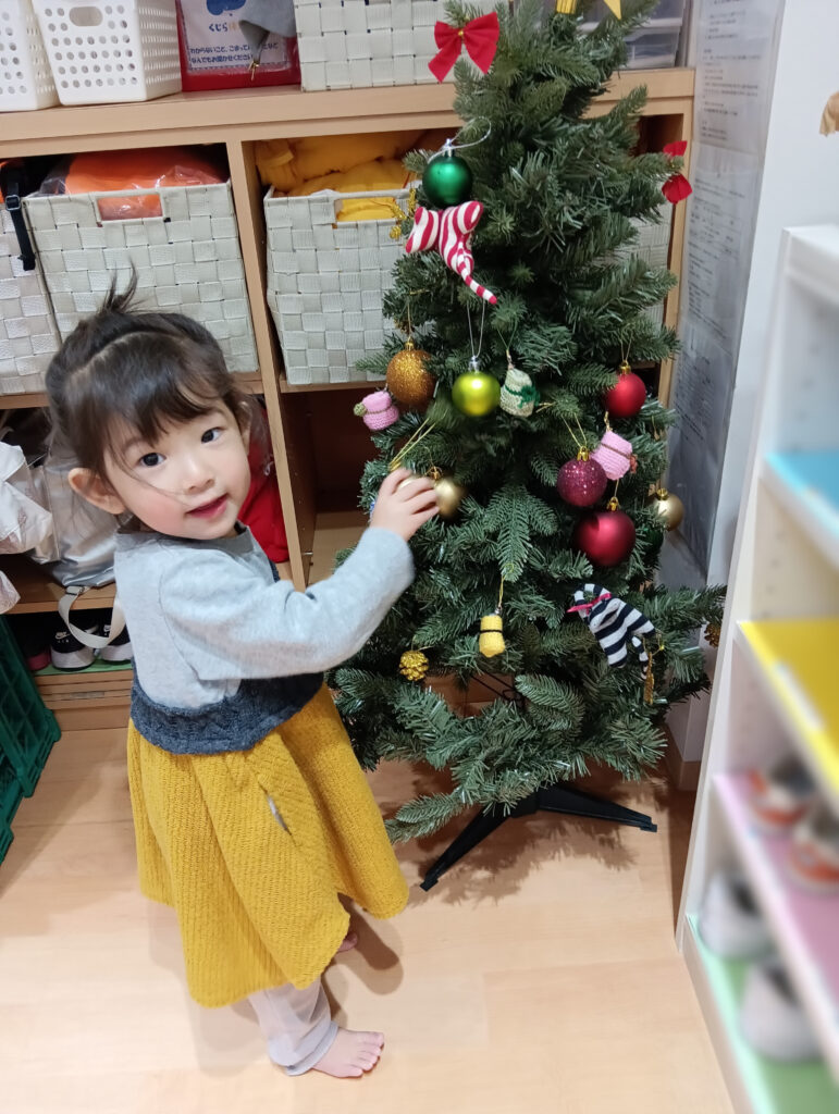 大阪　保育園　くじら保育園　クリスマスツリーの飾りつけ　202512-1