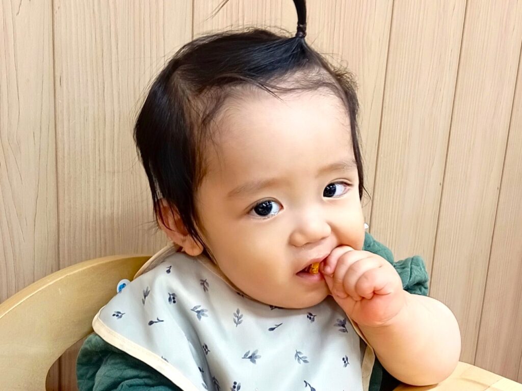 くじら保育園 海老江園で、朝のおやつを食べて落ち着いて過ごす園児たち