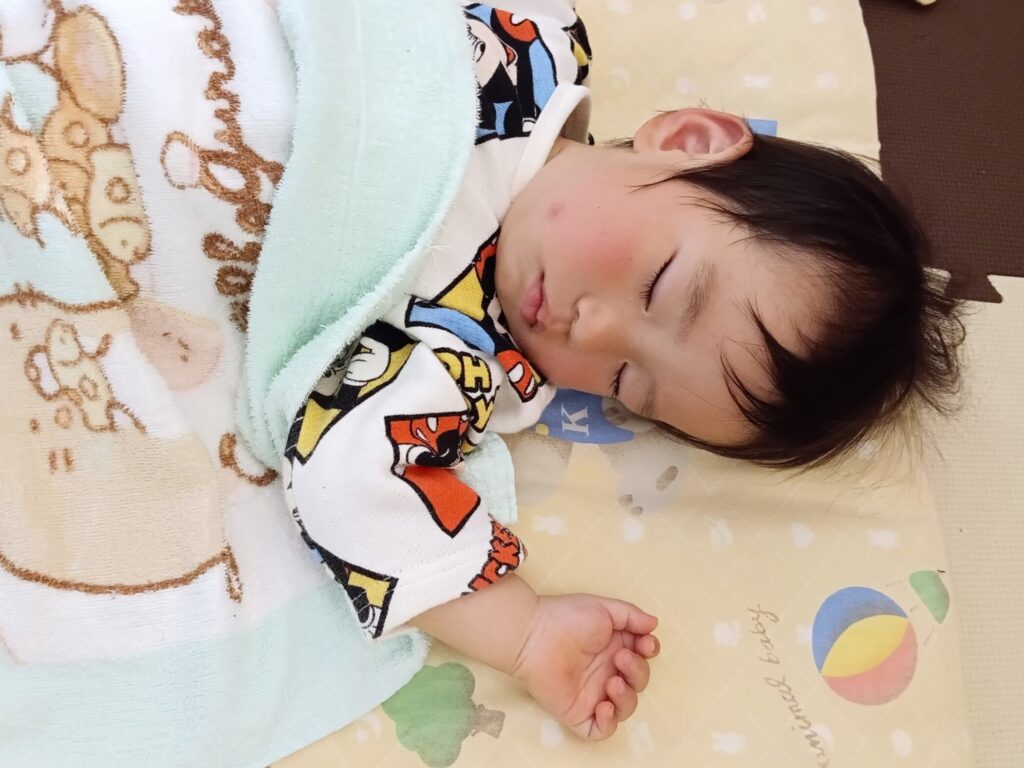 くじら保育園 海老江園で、午睡で静かに体を休めている園児たち