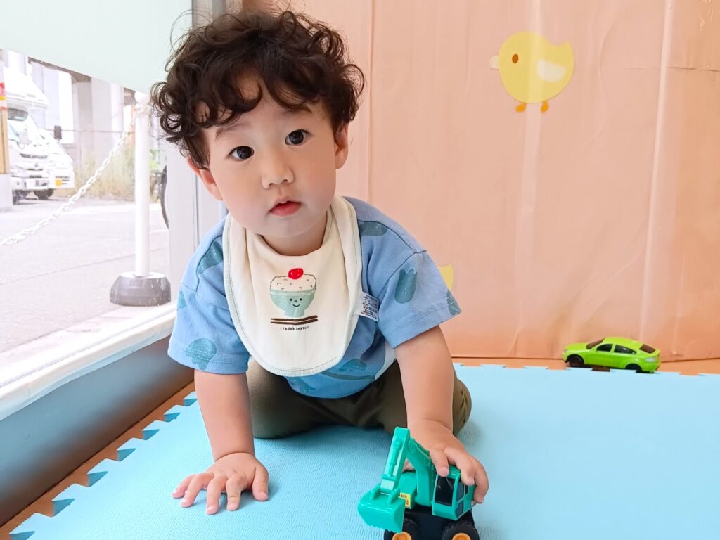 くじら保育園 海老江園で、降園を待つ園児たち