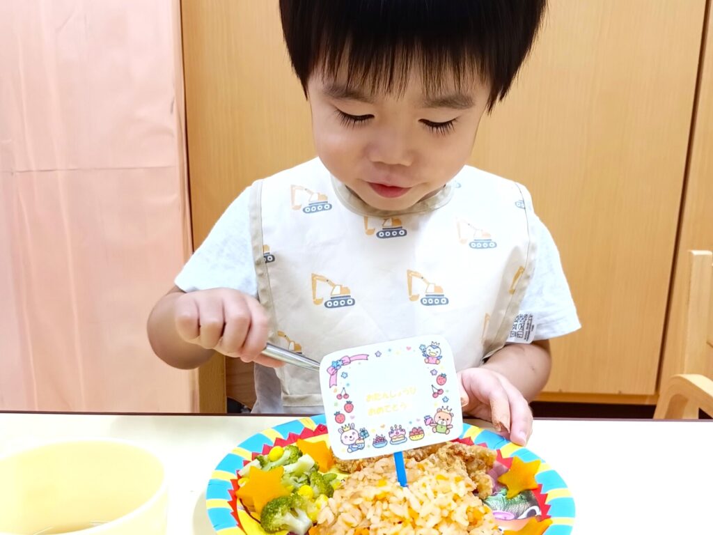 くじら保育園 海老江園で、自園で調理した給食を食べる園児たち