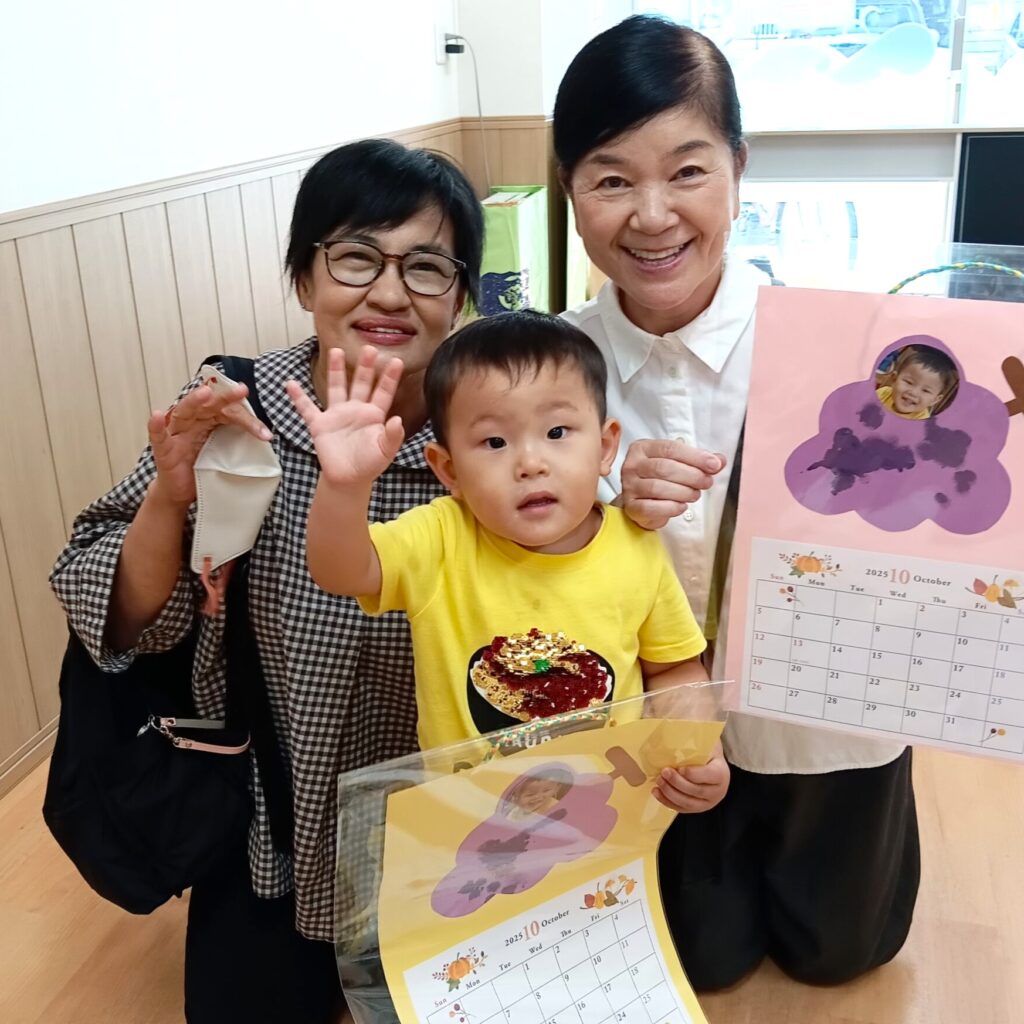 くじら保育園 海老江園の敬老の日の集いでおばあちゃんと記念撮影