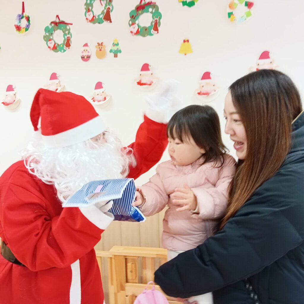 くじら保育園 海老江園のクリスマス発表会でサンタさんからプレゼント