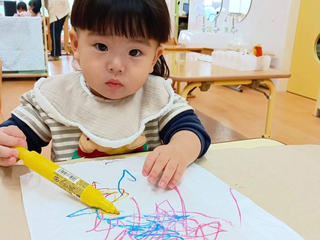 くじら保育園 海老江園で、園児が登園後に保育室で自由に遊んでいる様子