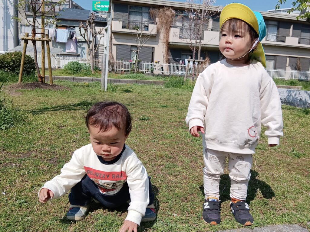 くじら保育園 海老江園で、外遊びを楽しむ園児たち