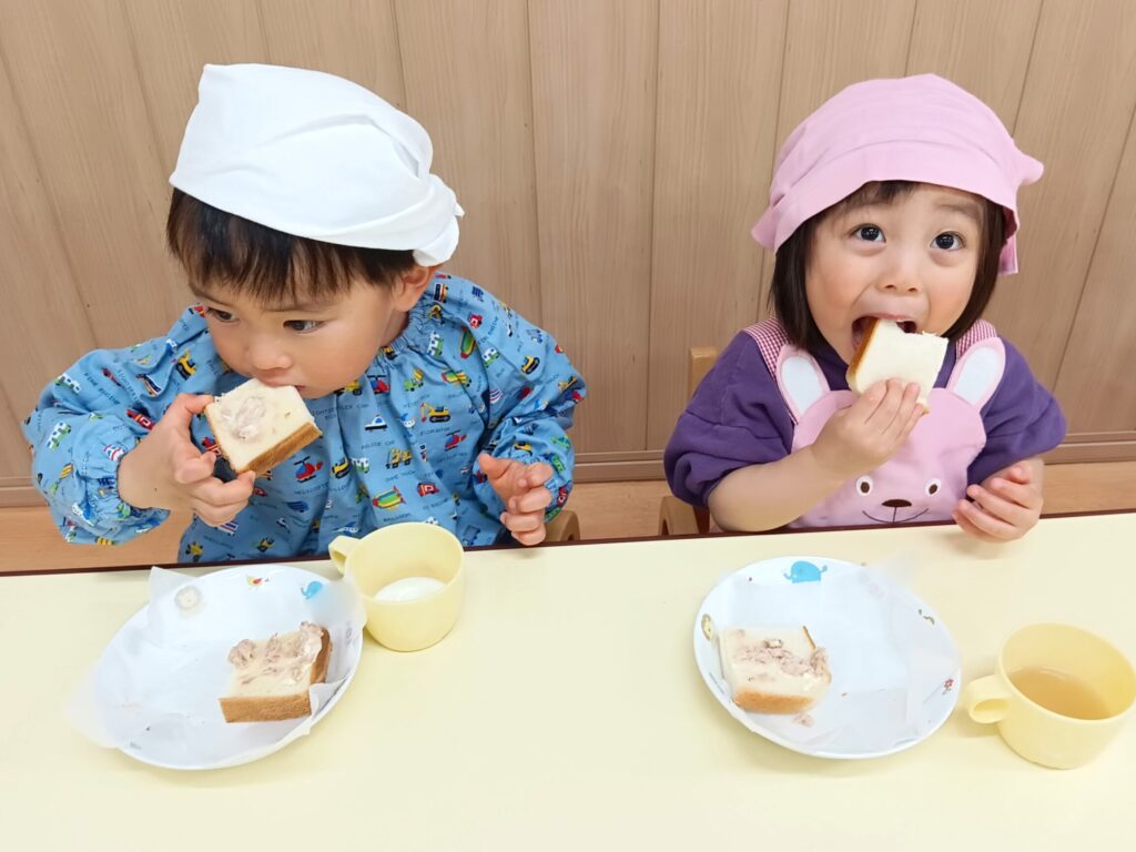 くじら保育園 海老江園で、クッキングで作ったおやつを食べる様子