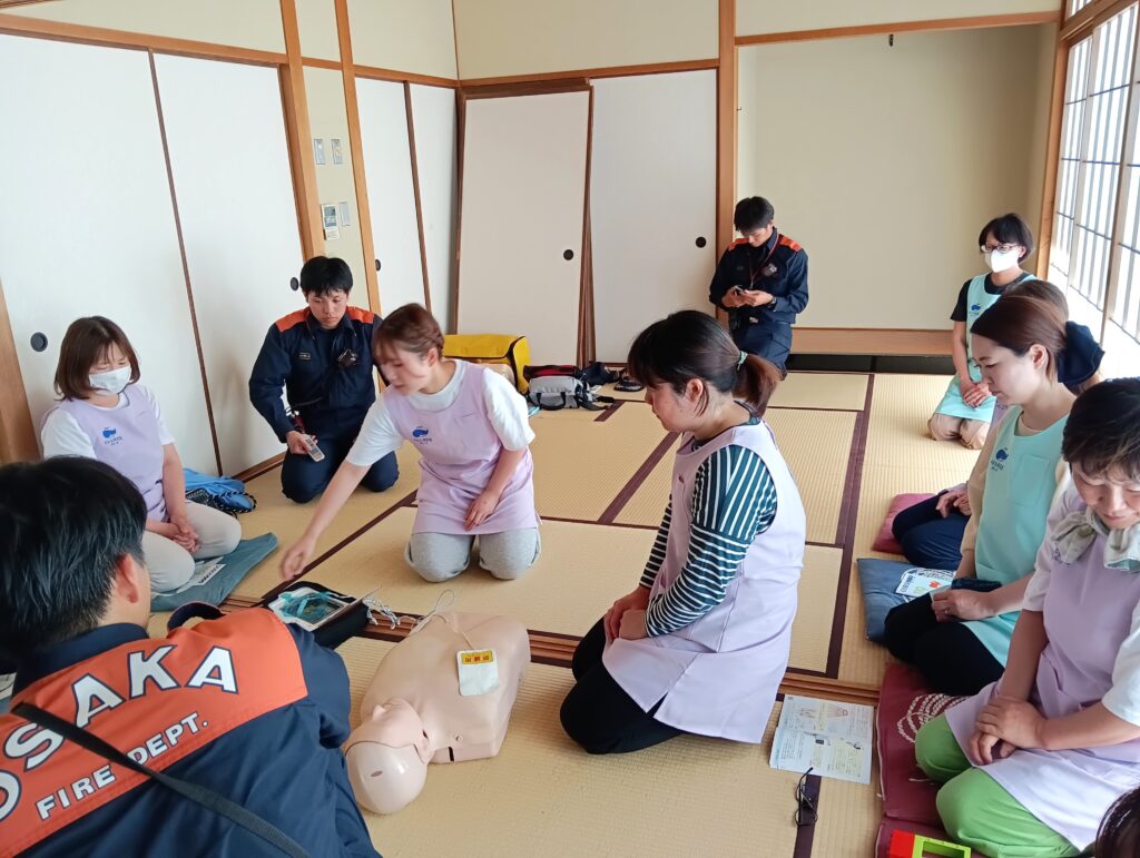 保育園の緊急時対応 救命講習でAED使用　大阪　くじら保育園 202605-5