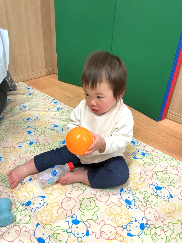 雨の日の保育園はリトミックで室内遊び　大阪　くじら保育園　202605-5