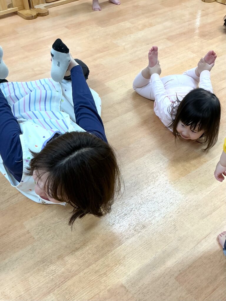 雨の日の保育園はリトミックで室内遊び　大阪　くじら保育園　202605-2