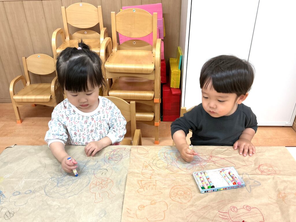 雨の日の保育園はリトミックで室内遊び　大阪　くじら保育園　202605-3