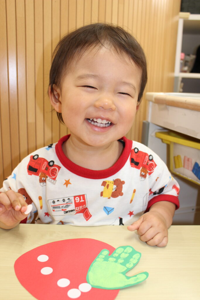 手形 シール 5月 壁面 いちご はち くじら保育園 都島東野田園 都島区 202505-1