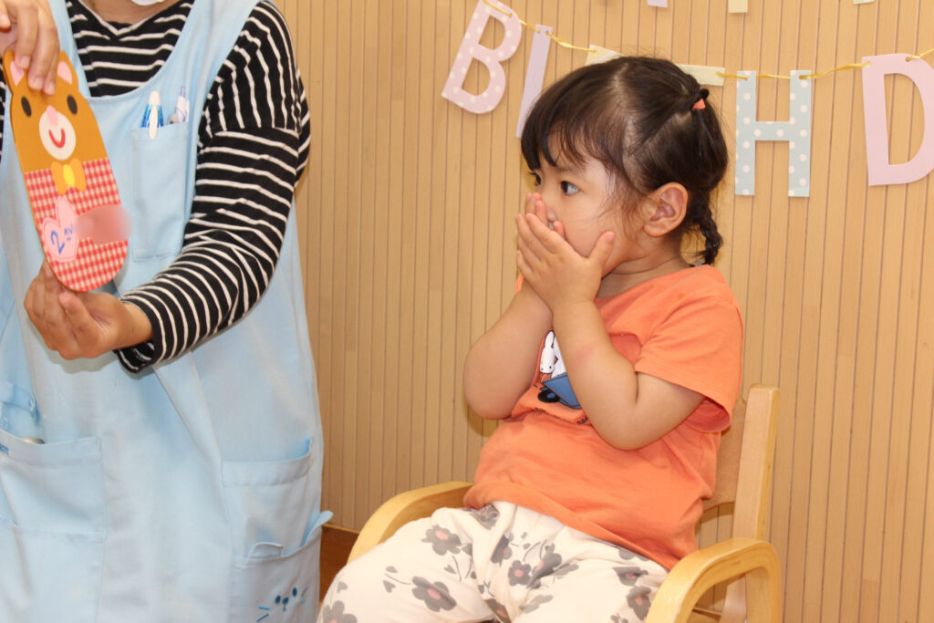 お誕生日会 お祝い給食 特別給食 誕生日プレート スケッチブックシアター 誕生日 くじら保育園 都島区 都島東野田 202506-3