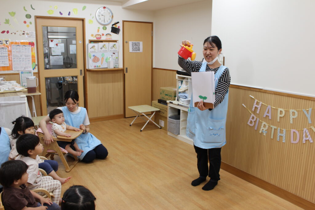お誕生日会 お祝い給食 特別給食 誕生日プレート スケッチブックシアター 誕生日 くじら保育園 都島区 都島東野田 202506-4