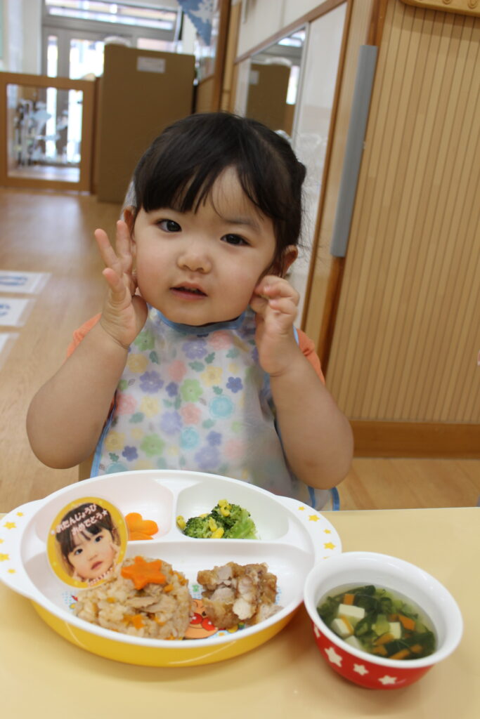 お誕生日会 お祝い給食 特別給食 誕生日プレート スケッチブックシアター 誕生日 くじら保育園 都島区 都島東野田 202506-5