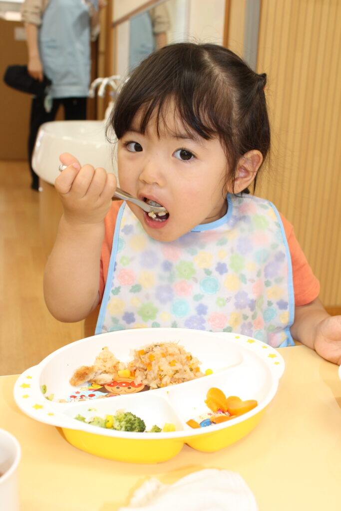 お誕生日会 お祝い給食 特別給食 誕生日プレート スケッチブックシアター 誕生日 くじら保育園 都島区 都島東野田 202506-6