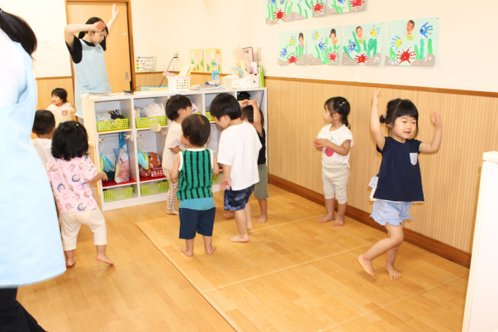 パイナポー体操　体操　準備運動　準備体操　水遊び　くじら保育園　都島東野田　都島区　大阪　202508-2