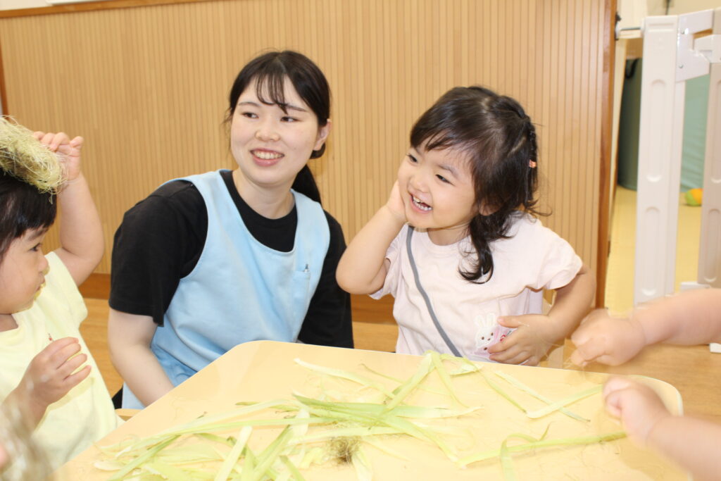 とうもろこし 感触遊び 素材遊び くじら保育園 都島東野田園 大阪 保育園 都島区 202508-1