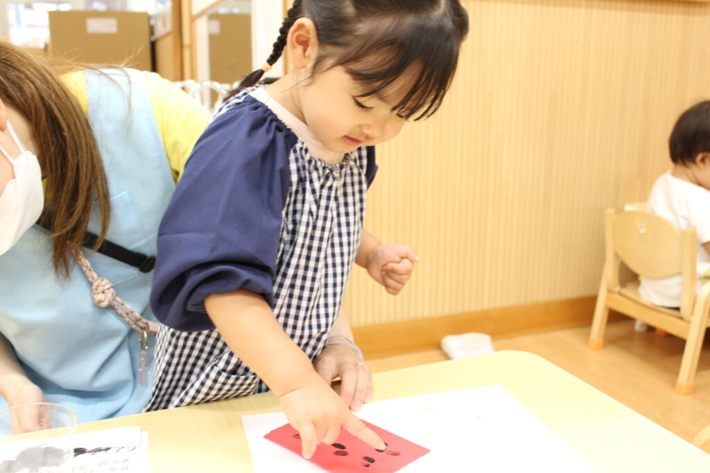 ひまわり　カブトムシ　手形アート　壁面　製作　8月　くじら保育園　都島東野田　大阪　都島区　202508-4