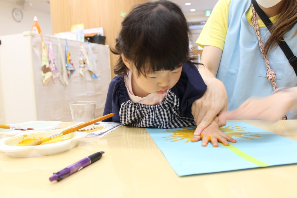 ひまわり　カブトムシ　手形アート　壁面　製作　8月　くじら保育園　都島東野田　大阪　都島区　202508-2