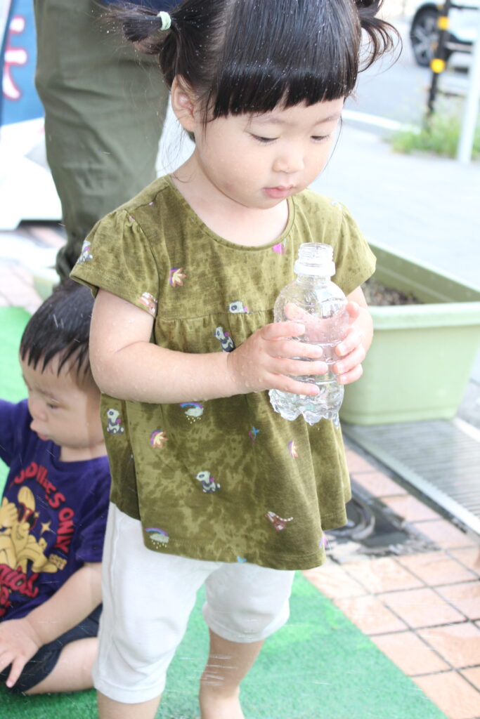 色付き氷　氷遊び　感触遊び　くじら保育園　都島東野田　大阪　都島区　保育園　202509-2